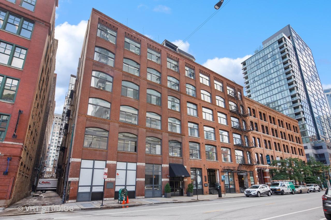 215 W Illinois St. #3A, Chicago, IL 60654