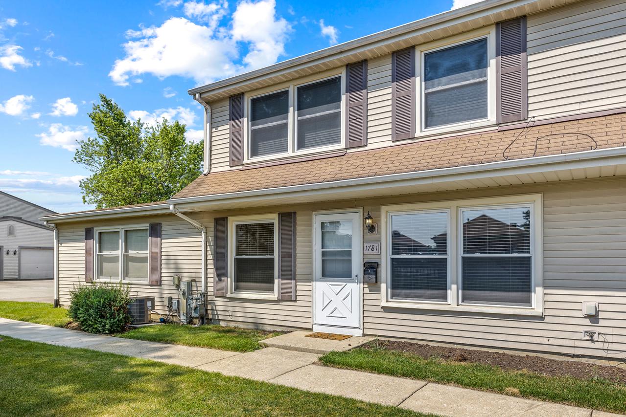1781 Queensbury Cir., Hoffman Estates, IL 60169