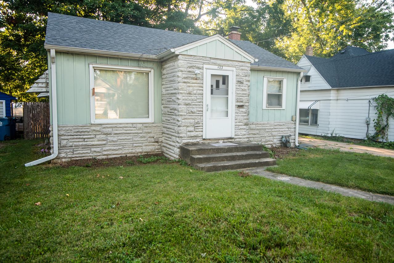 423 Van Buren Ave., Dixon, IL 61021