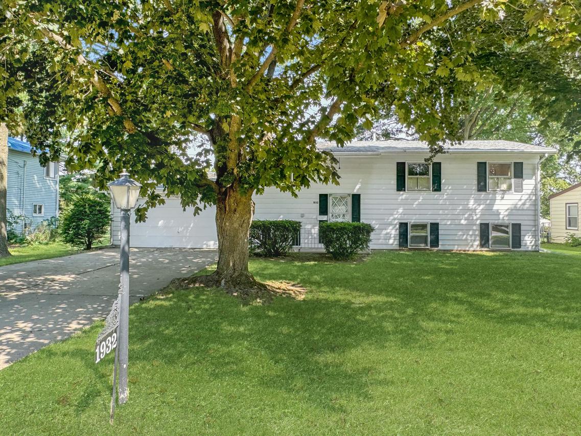 1932 W Laurel St., Freeport, IL 61032