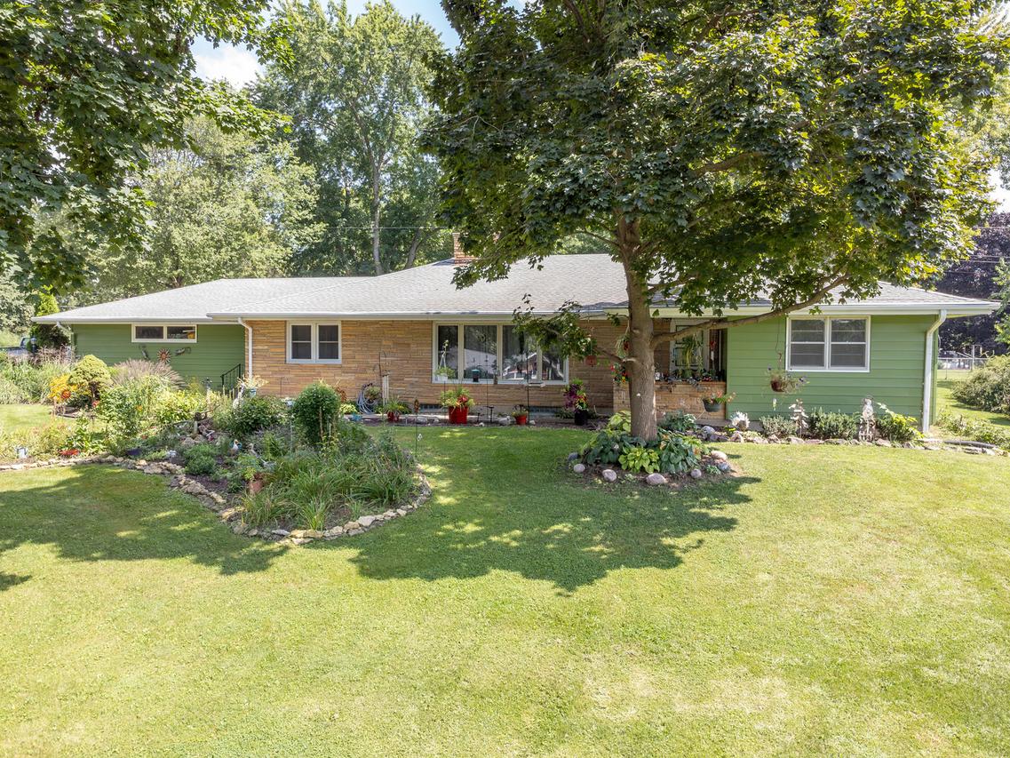 1250 Hillcrest Dr., Freeport, IL 61032