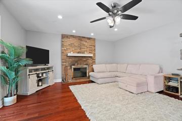 1344 Trinity Pl., Libertyville, IL 60048