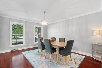 1344 Trinity Pl., Libertyville, IL 60048