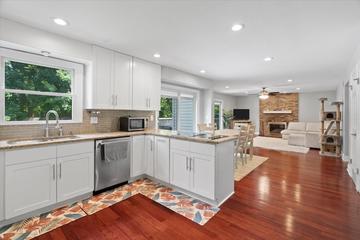 1344 Trinity Pl., Libertyville, IL 60048