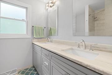 1344 Trinity Pl., Libertyville, IL 60048