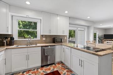 1344 Trinity Pl., Libertyville, IL 60048