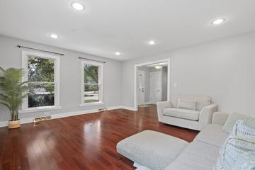 1344 Trinity Pl., Libertyville, IL 60048