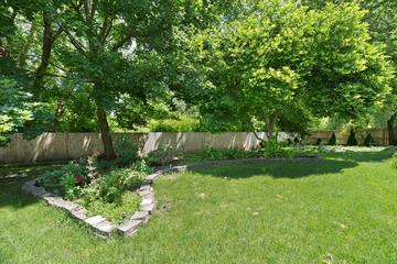 1344 Trinity Pl., Libertyville, IL 60048