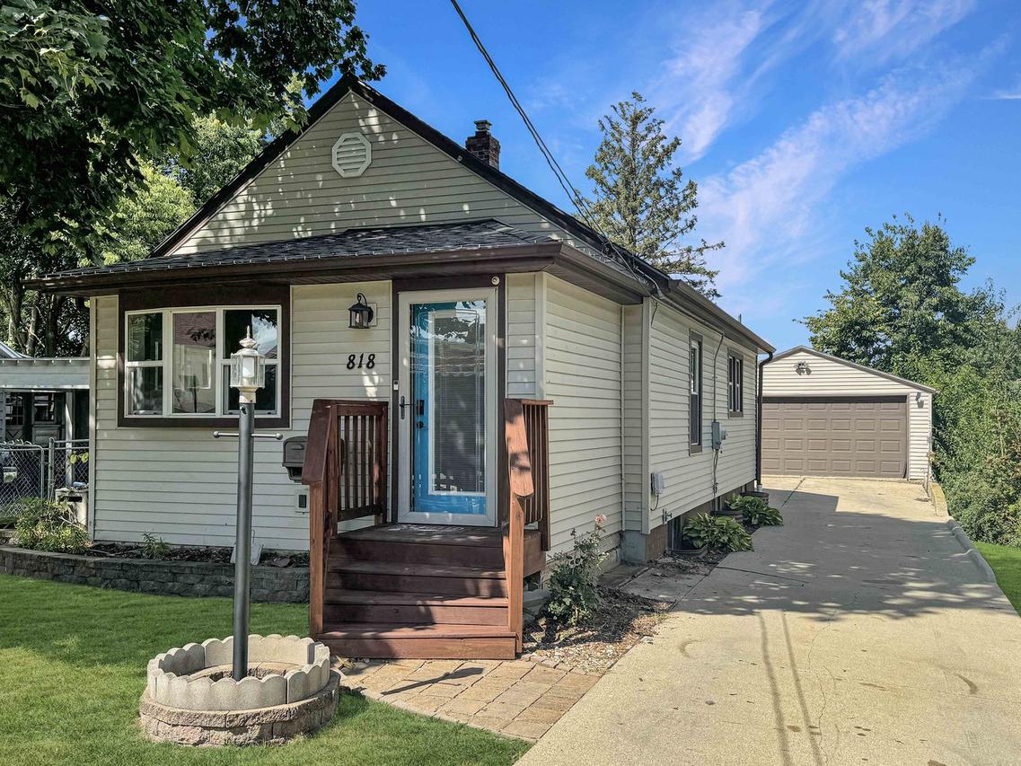 818 Monroe Dr., Freeport, IL 61032