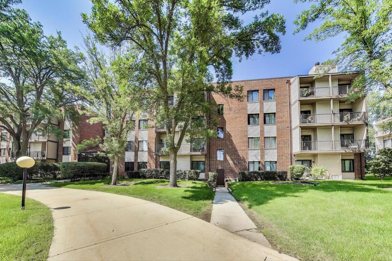 3050 Pheasant Creek Dr. #301, Northbrook, IL 60062