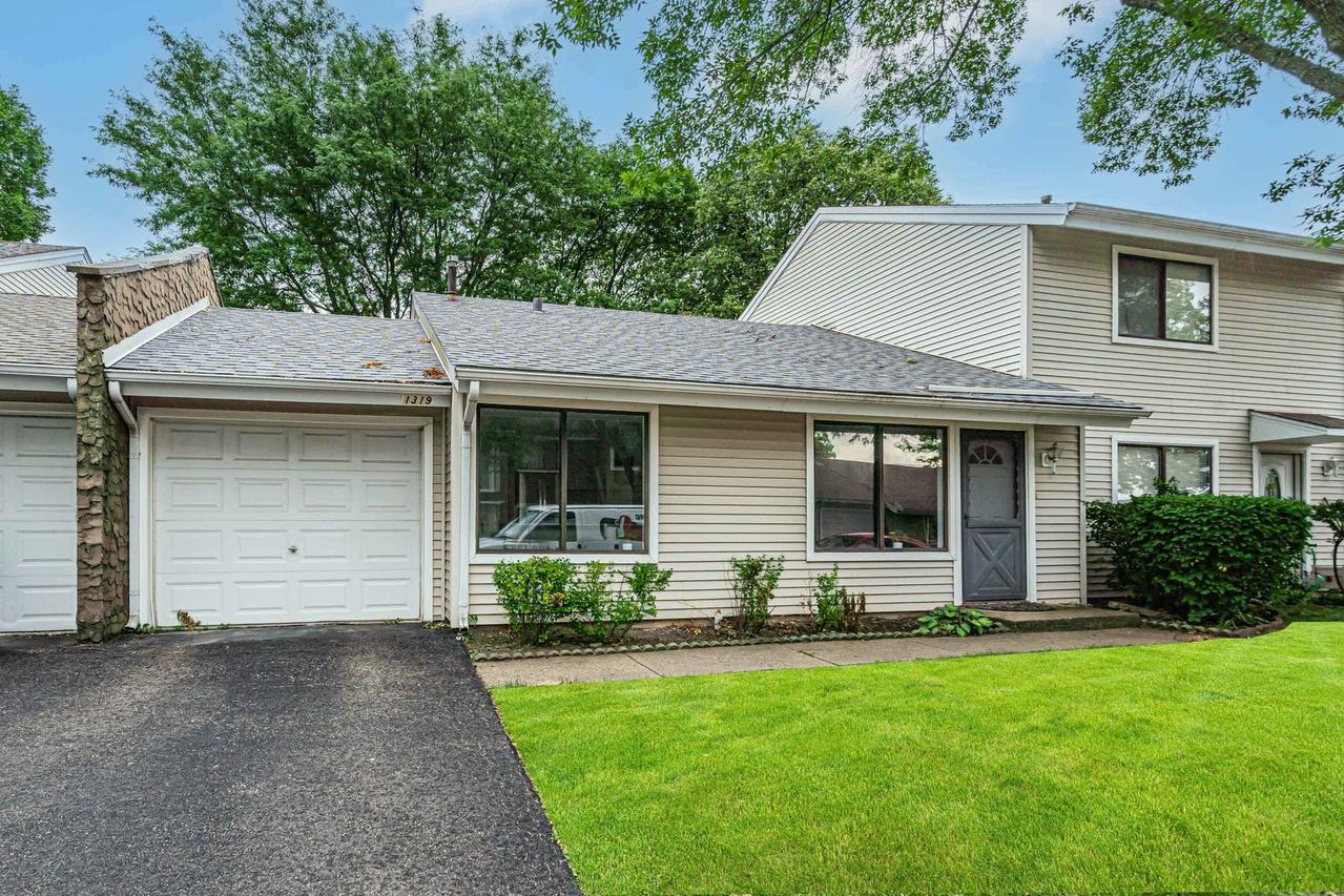 1319 N Cascade Ln., Palatine, IL 60074
