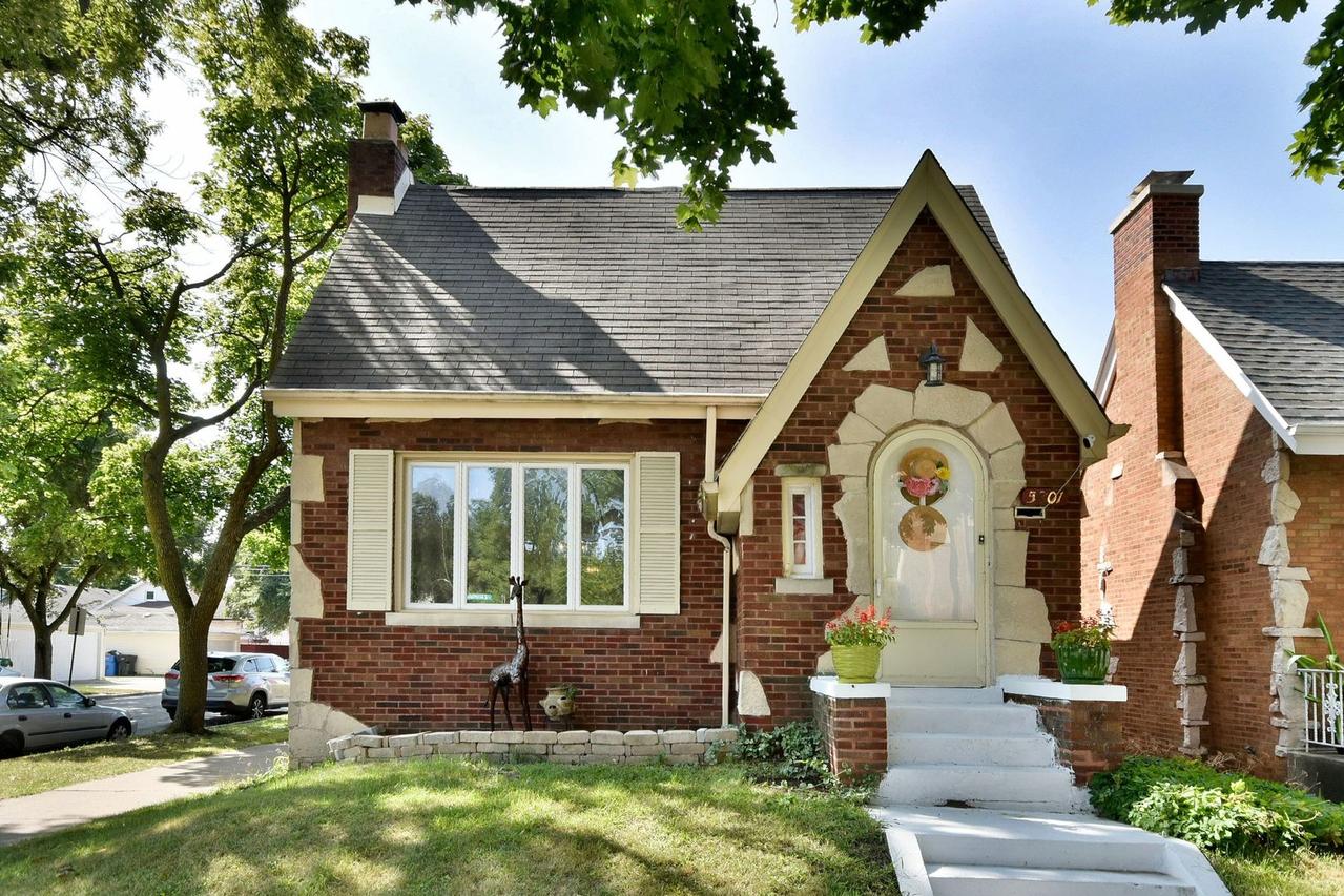 5801 W Eastwood Ave., Chicago, IL 60630