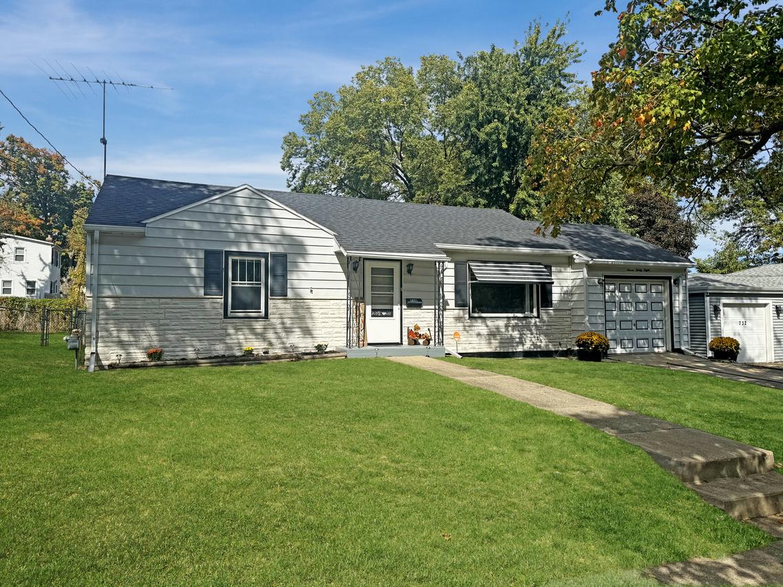 738 W Chestnut St., Freeport, IL 61032