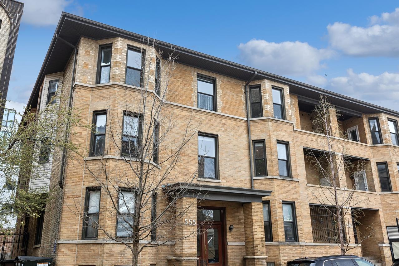 555 W Briar Pl. #202, Chicago, IL 60657