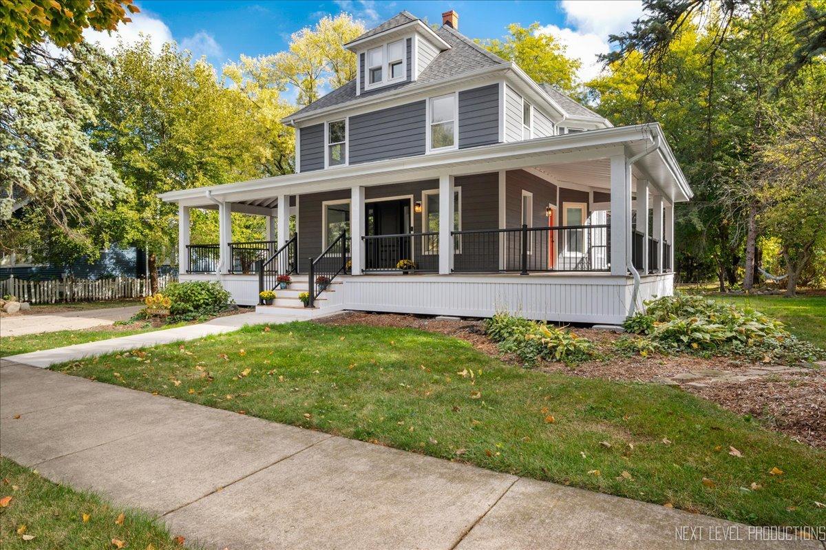 328 S 7th St., St. Charles, IL 60174