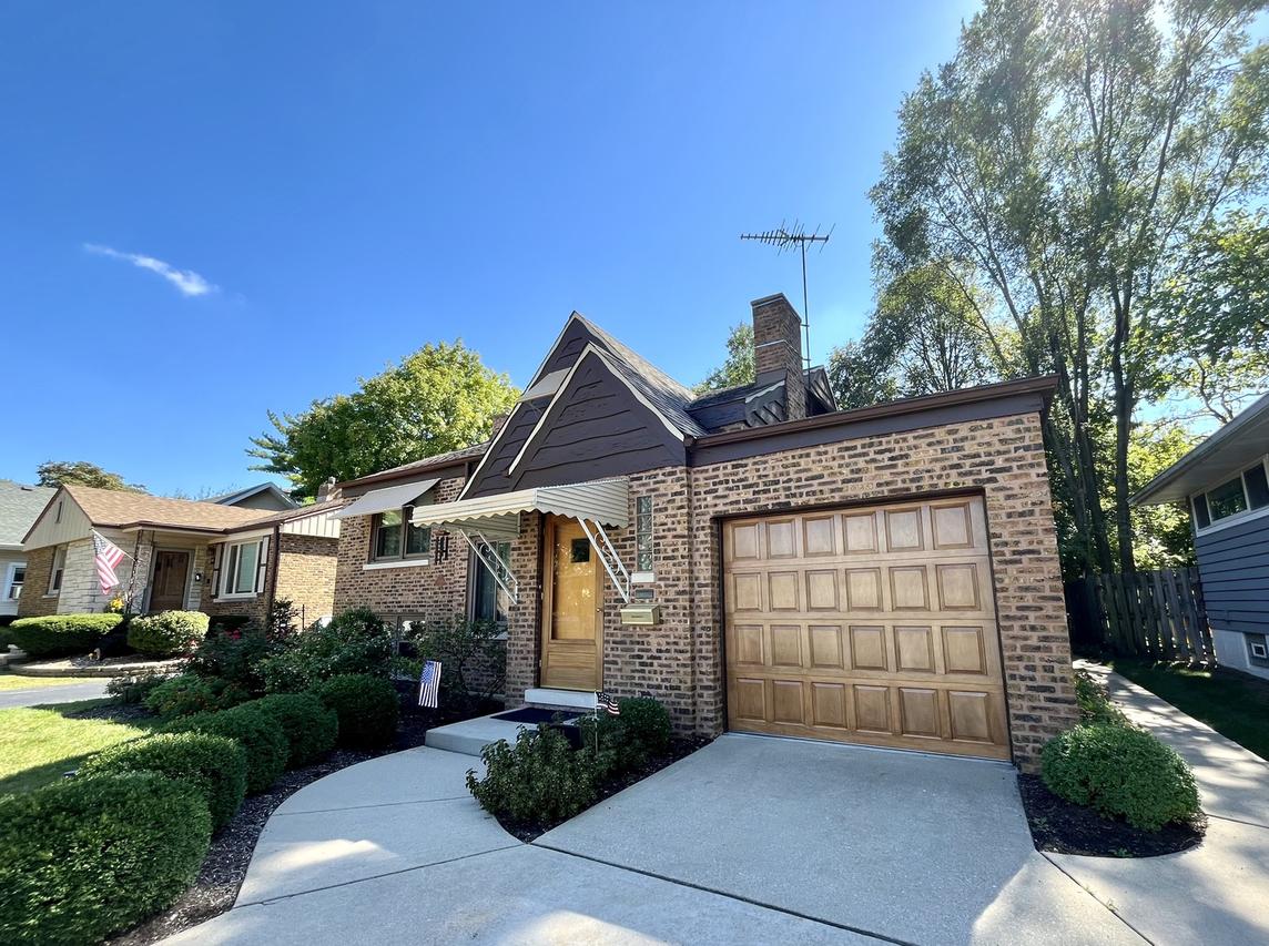 141 E Quincy St., Riverside, IL 60546