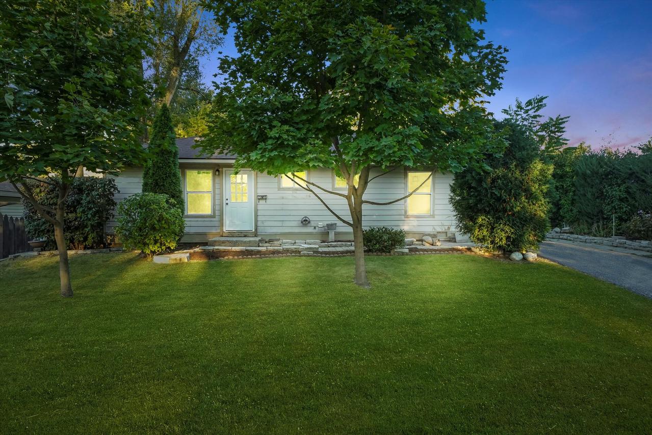 2203 Tepee Ave., Carpentersville, IL 60110