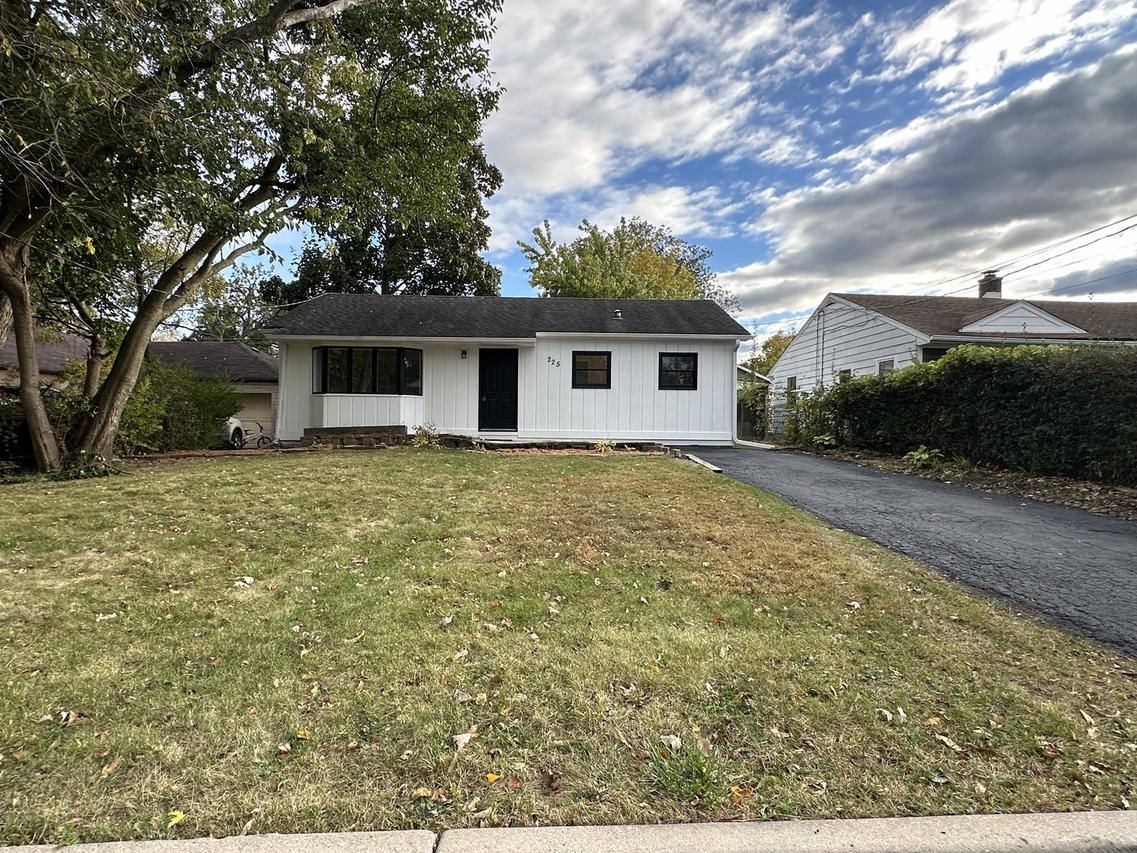 225 Pleasure Dr., Mundelein, IL 60060