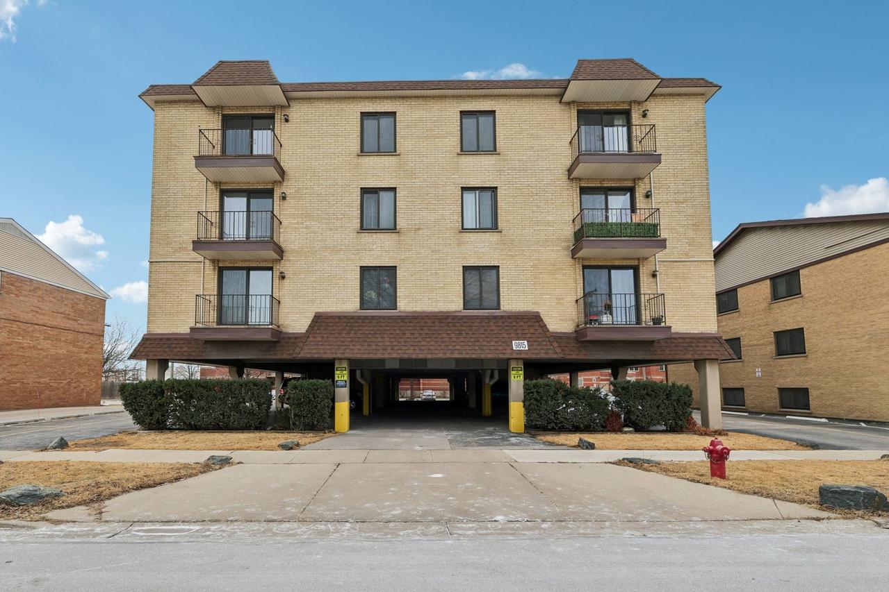 9815 Lawrence Ct. #3AF, Schiller Park, IL 60176