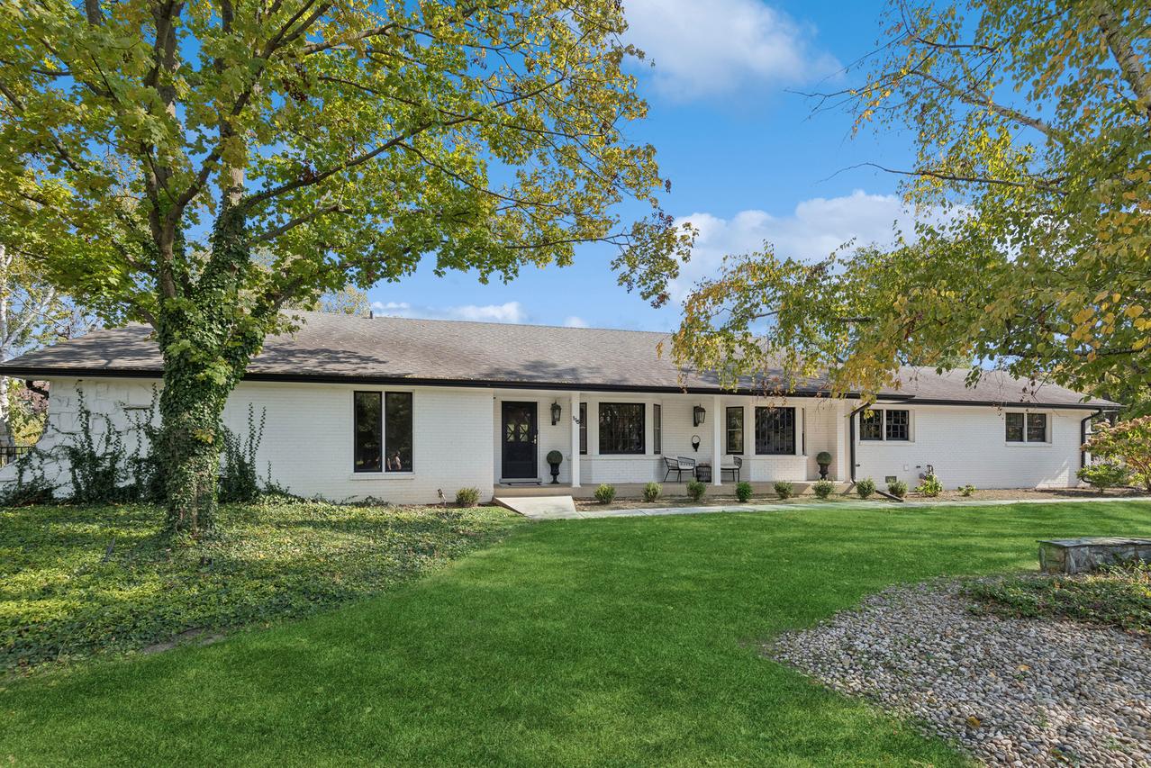 115 Red Barn Ln., Northfield, IL 60093