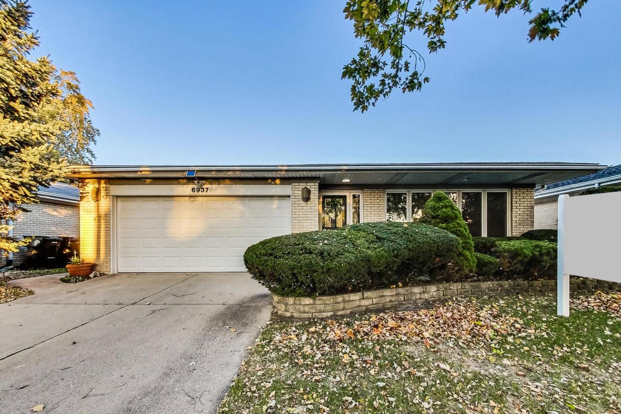 6937 N Minnetonka Ave., Chicago, IL 60646