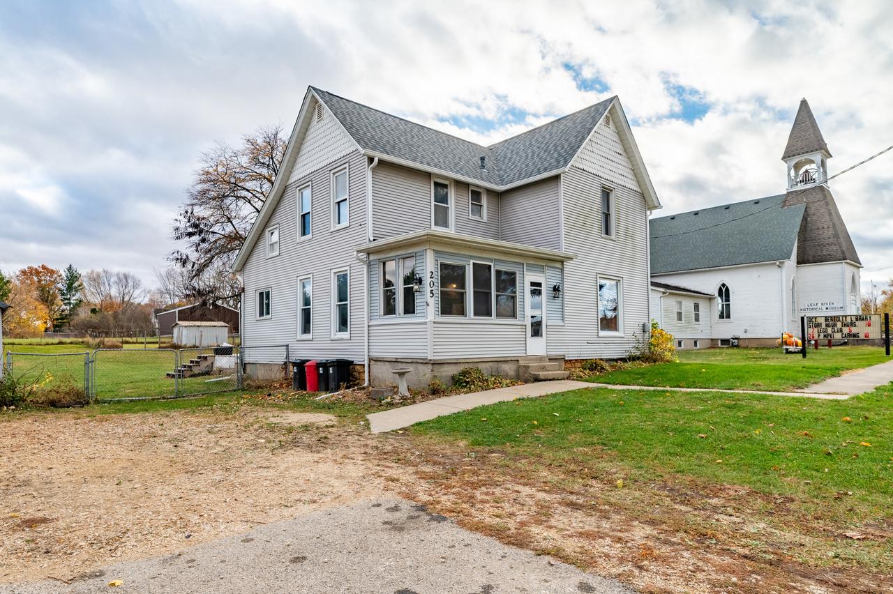 205 E 3rd St., Leaf River, IL 61047