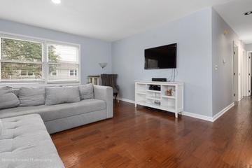 242 Sunset Ct., Vernon Hills, IL 60061