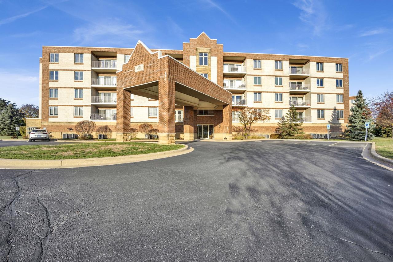 201 W Brush Hill Rd. #108, Elmhurst, IL 60126
