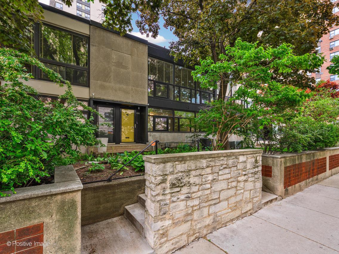 404 W Surf St., Chicago, IL 60657