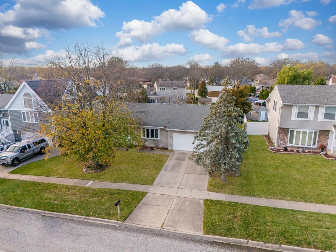 850 W Pine Ave., Roselle, IL 60172