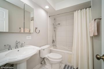 401 Ascot Dr. #1D, Park Ridge, IL 60068