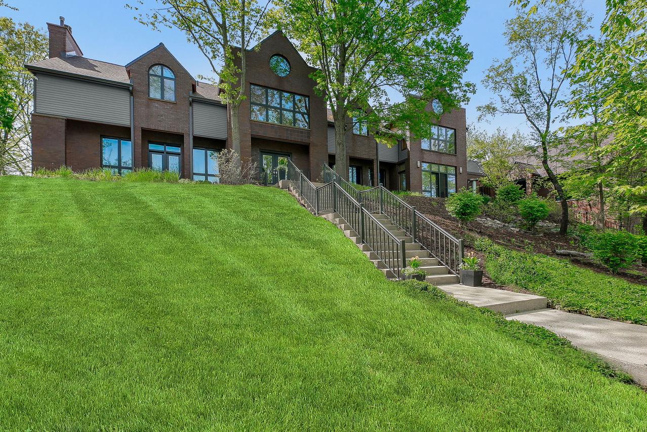 8425 Hickory Ct., Burr Ridge, IL 60527