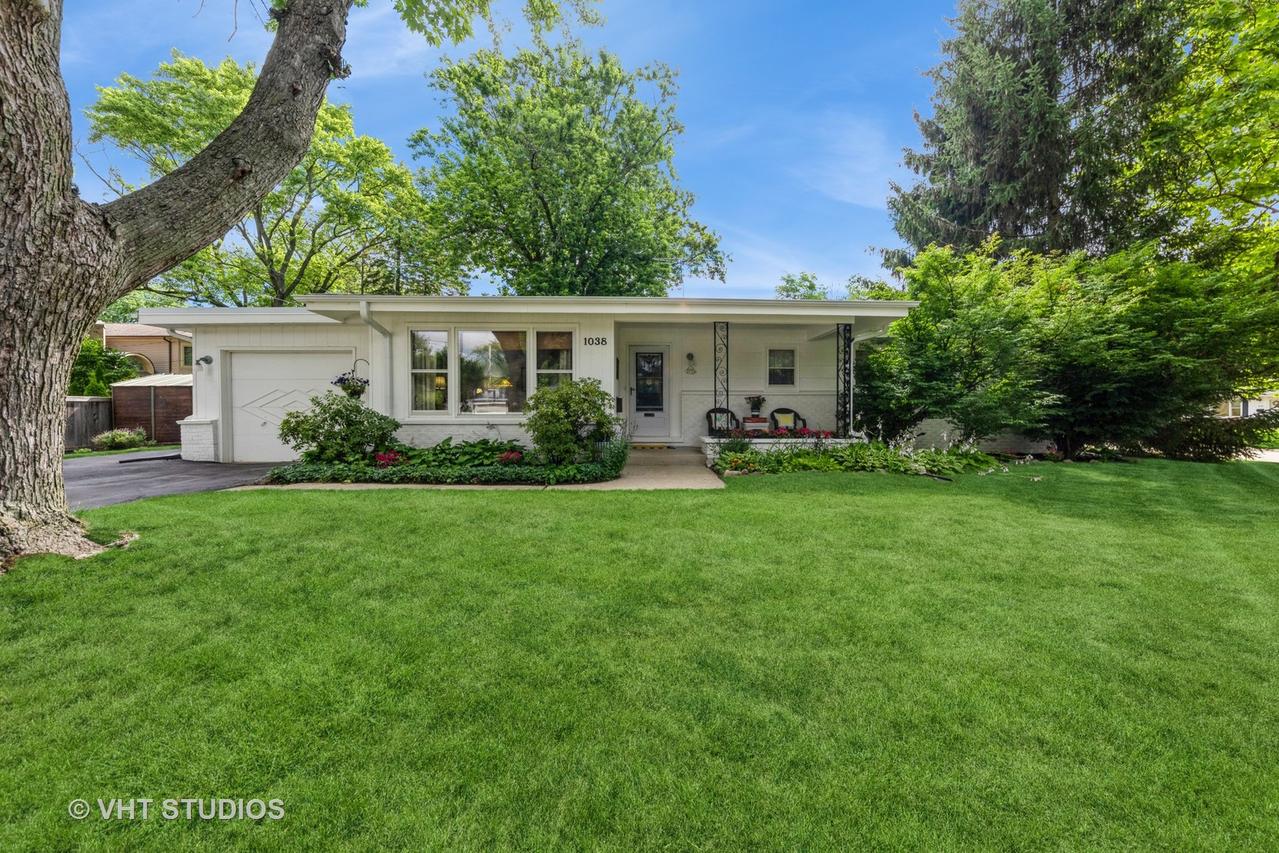 1038 Brookside Ln., Deerfield, IL 60015