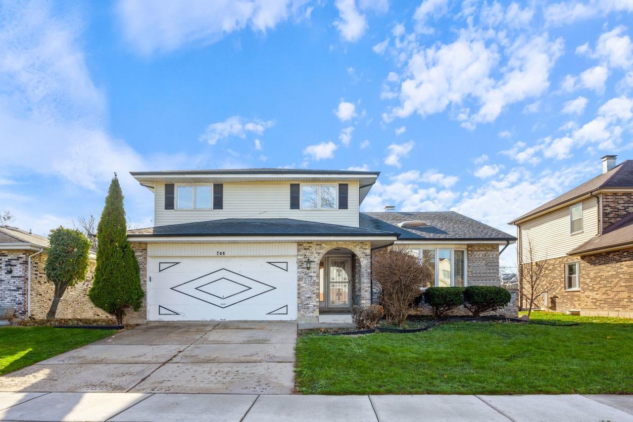 209 Ashford Ln., Westmont, IL 60559