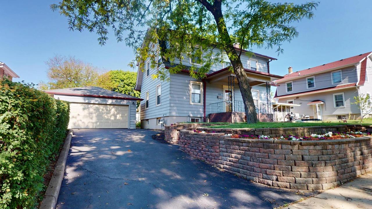 668 Hill Ave., Elgin, IL 60120