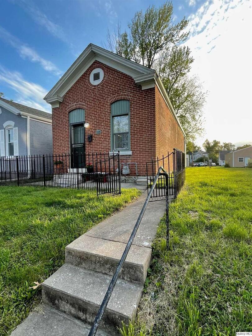 1129 N 10th St, Quincy, IL 62301