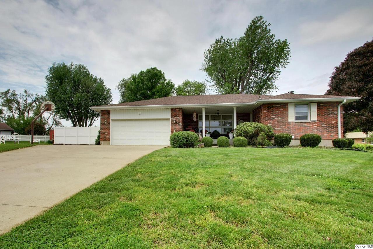 4105 Country Meadows Ln, Quincy, IL 62305