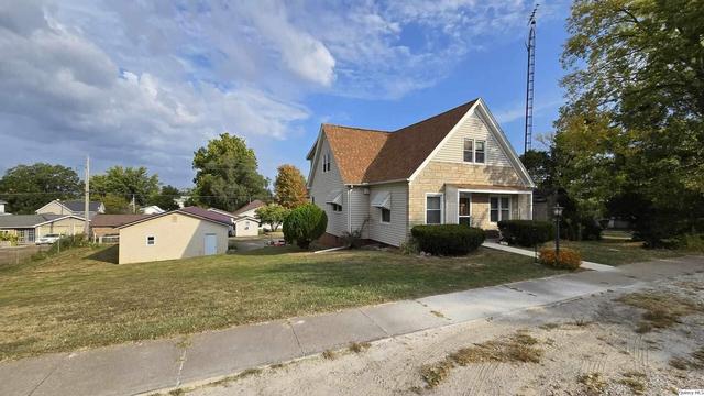 131 W 4th St, Dallas City, IL 62330