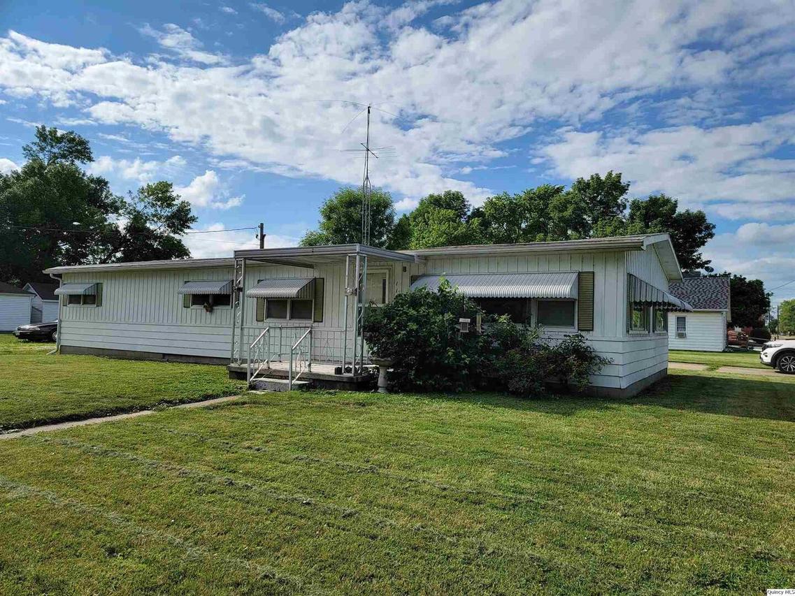 112 E Davis St., Bowen, IL 62316
