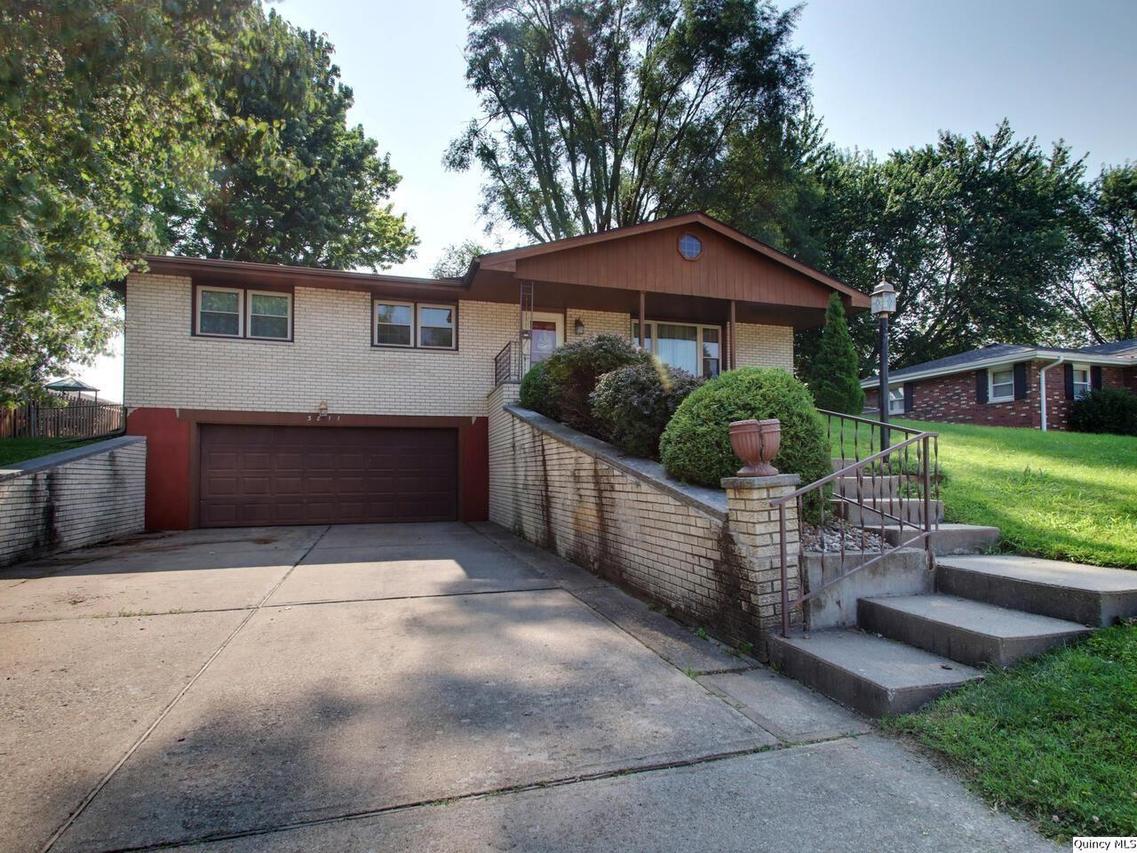 3811 Stonegate Rd, Quincy, IL 62305