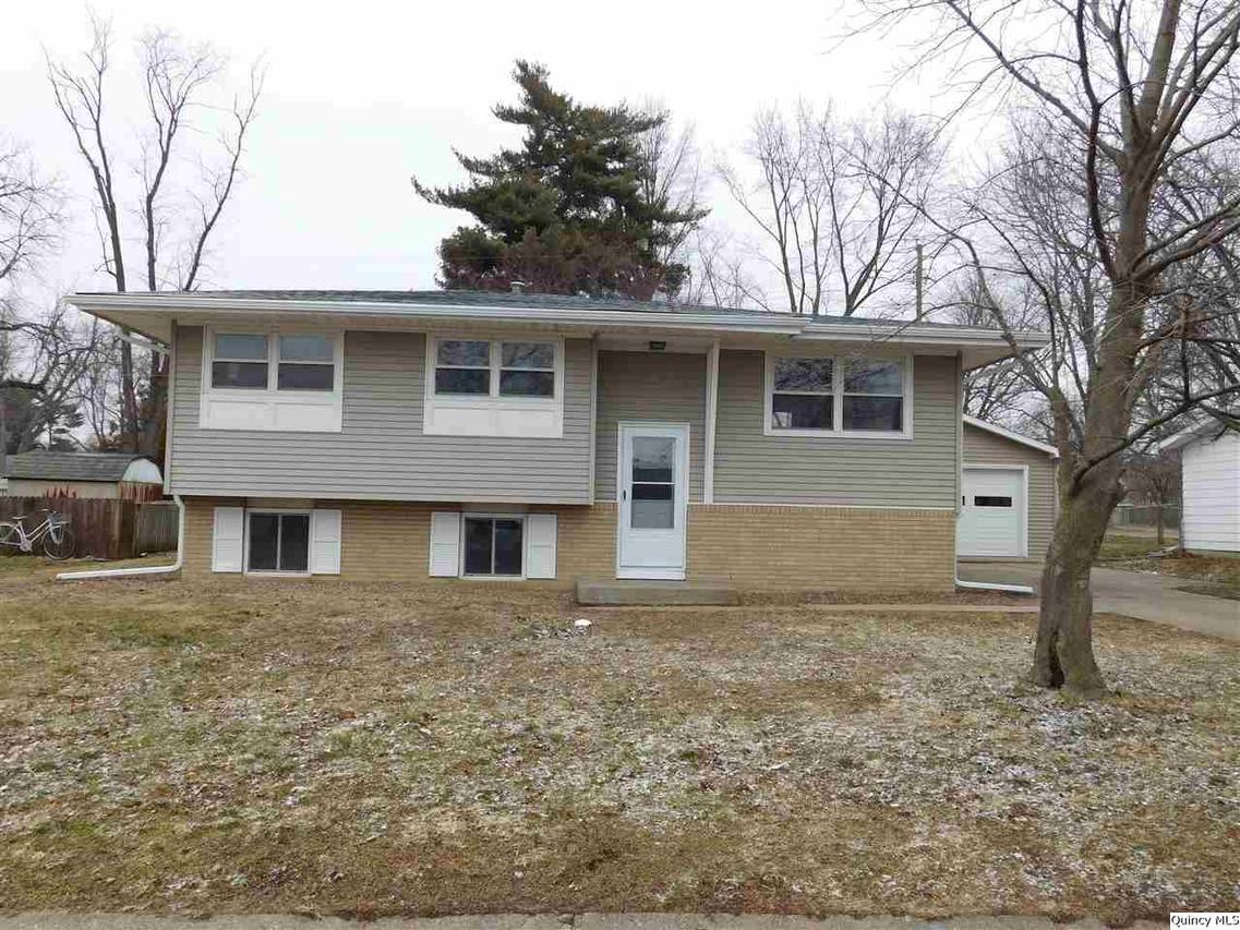 2201 Brookmeade Dr., Quincy, IL 62305