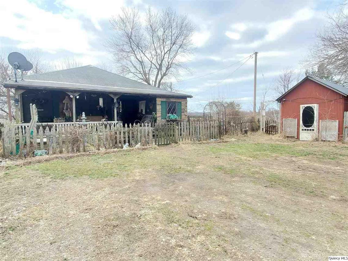 355 E 900th St., Quincy, IL 62305