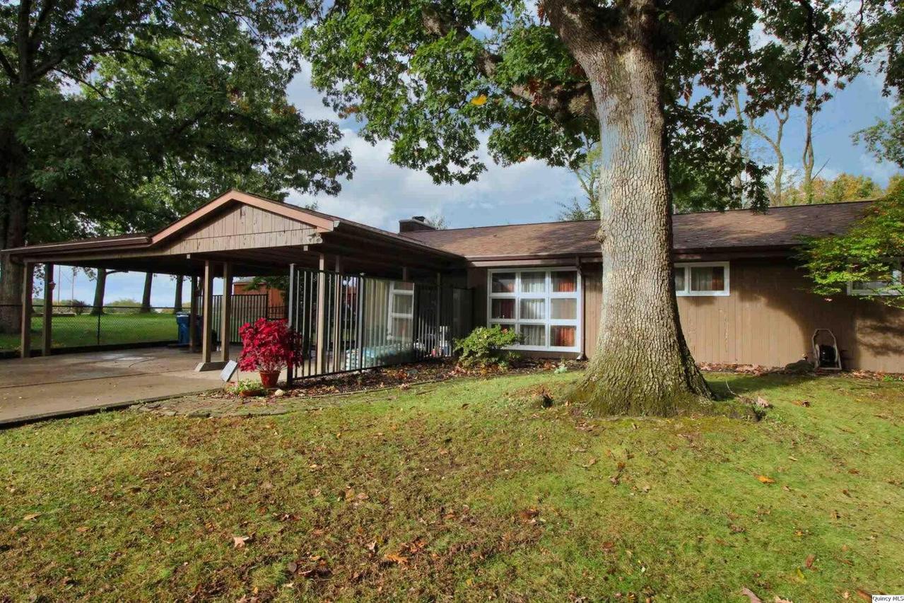 613 Hickory Grove West, Quincy, IL 62305