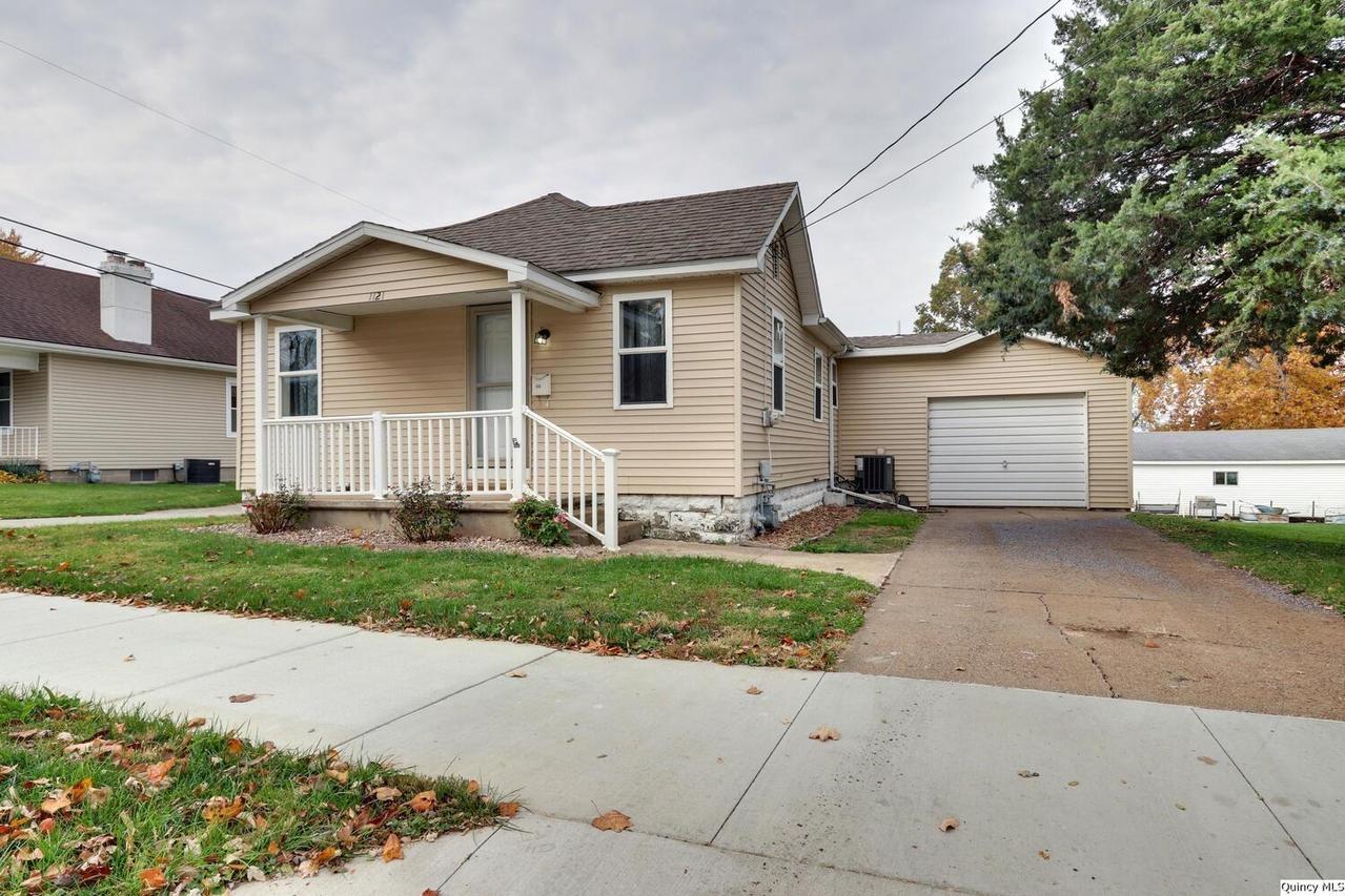 1121 N 22nd St, Quincy, IL 62301