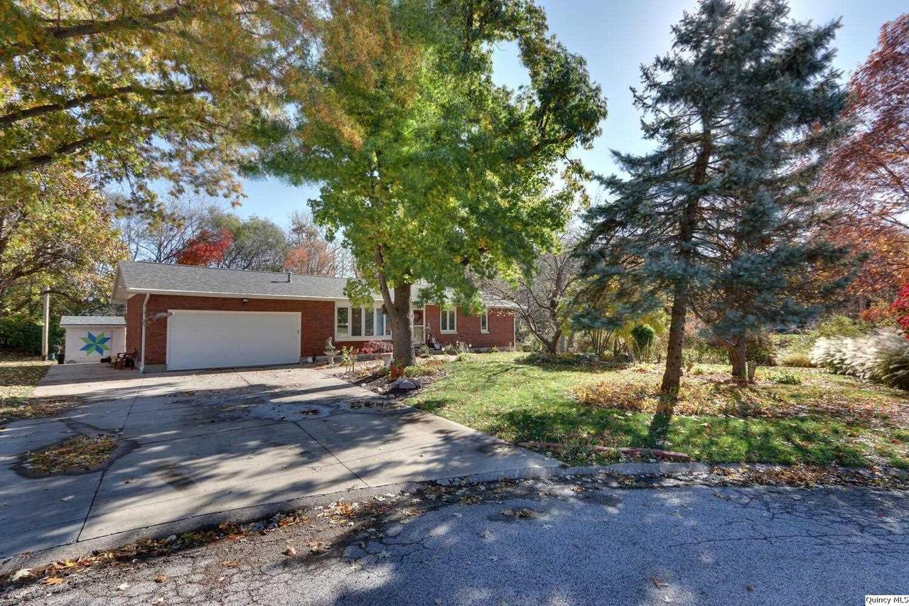 930 Valley Ct, Quincy, IL 62305