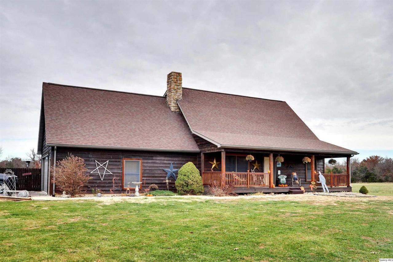 1057 N 2150th Ave, Mendon, IL 62351