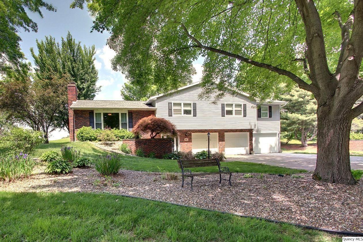 829 Spring Lake Dr, Quincy, IL 62305