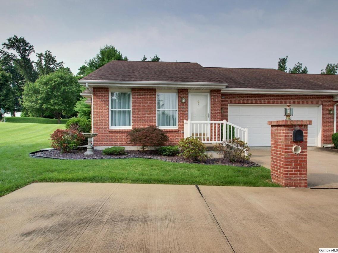 112 Waterford Dr E, Quincy, IL 62301
