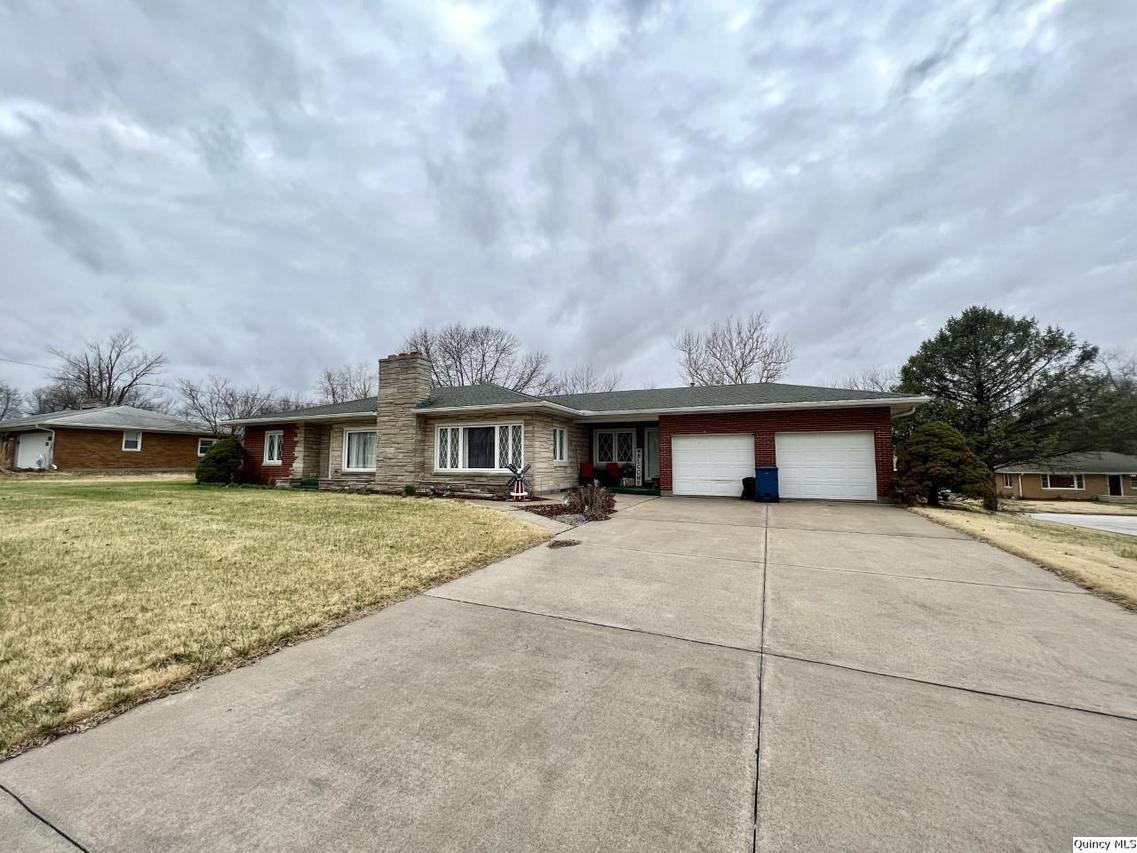 1921 Hilltop Dr, Quincy, IL 62305