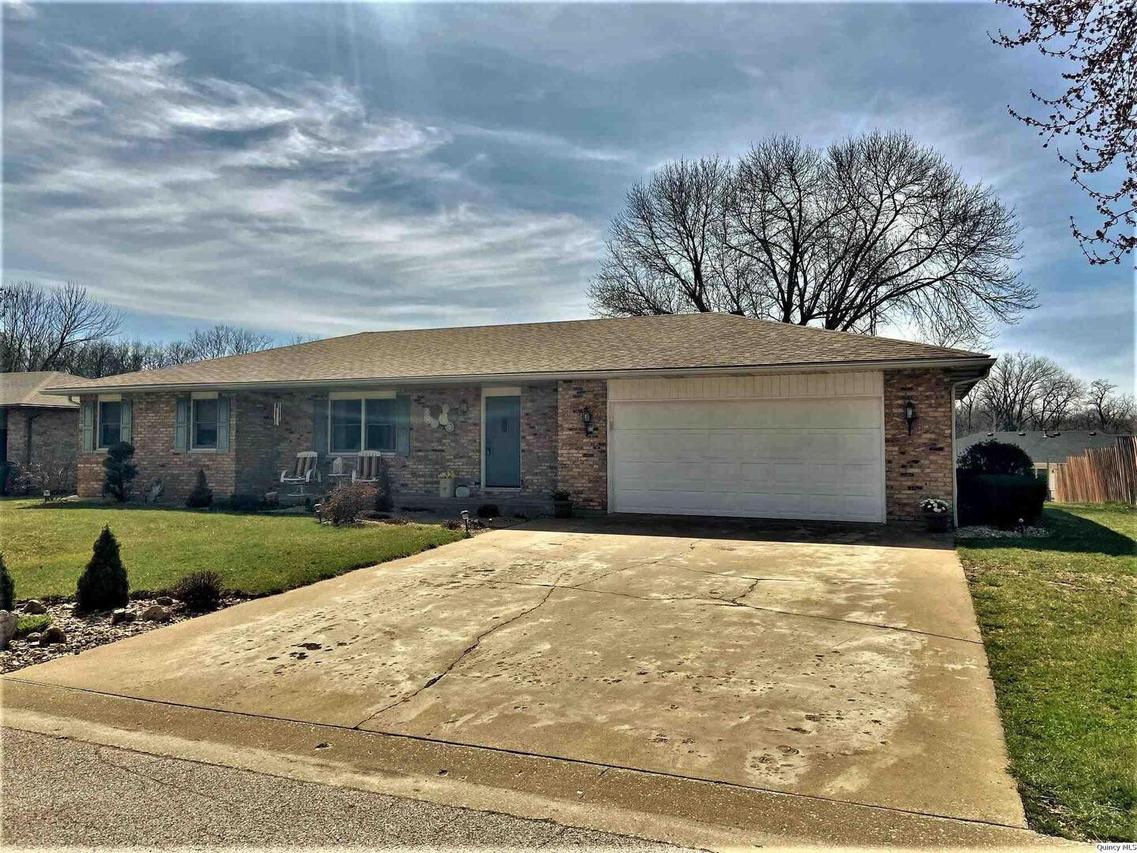 2228 W Huntington Dr, Quincy, IL 62301
